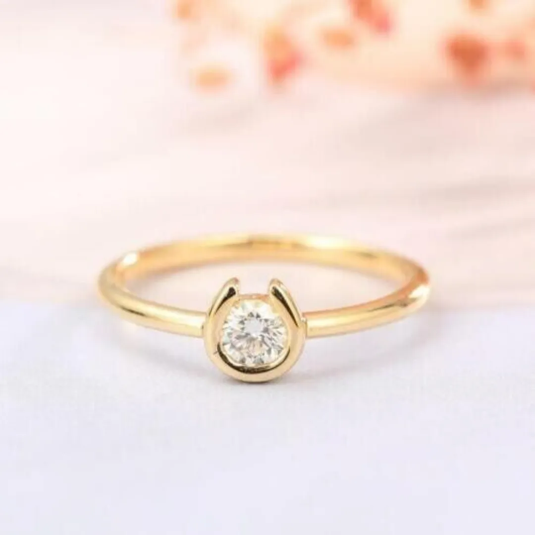 /public/photos/live/Solitaire Round Moissanite Lucky Horseshoe Ring 775 (2).webp